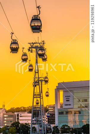 日本の横浜都市景観 10月。ロープウェイを望む。奥はYOKOHAMA AIR CABIN桜木町駅方向 日本の横浜都市景観 10月。ロープウェイを望む。奥はYOKOHAMA AIR CABIN桜木町駅方向 119298961