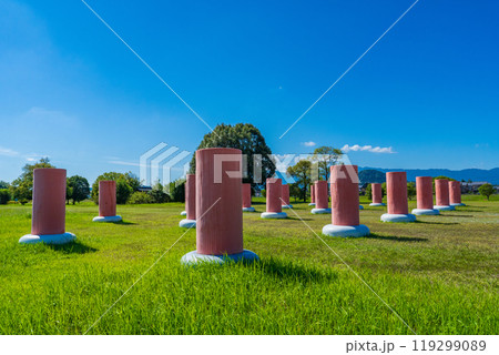 奈良県橿原市 史跡藤原宮跡 太極殿院南門の復元列柱 奈良県橿原市 史跡藤原宮跡 太極殿院南門の復元列柱 119299089