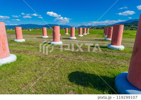 奈良県橿原市　史跡藤原宮跡　朝堂院南門の復元列柱 119299107