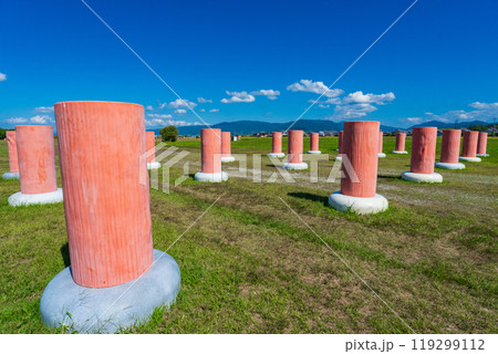 奈良県橿原市　史跡藤原宮跡　朝堂院南門の復元列柱 119299112