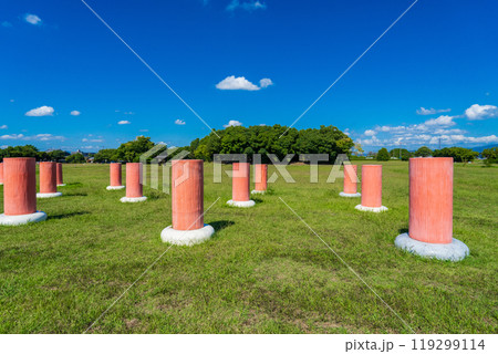 奈良県橿原市　史跡藤原宮跡　太極殿院南門の復元列柱 119299114