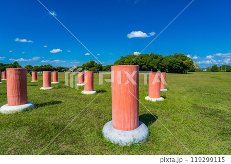 奈良県橿原市　史跡藤原宮跡　太極殿院南門の復元列柱 119299115