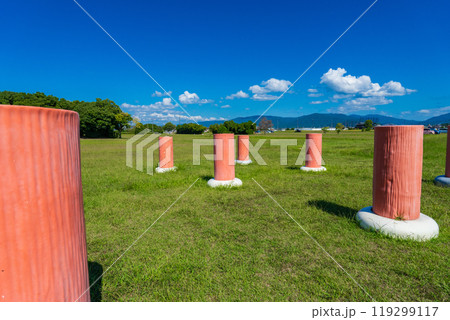 奈良県橿原市 史跡藤原宮跡 太極殿院南門の復元列柱 奈良県橿原市 史跡藤原宮跡 太極殿院南門の復元列柱 119299117