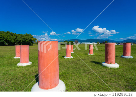 奈良県橿原市　史跡藤原宮跡　太極殿院南門の復元列柱 119299118