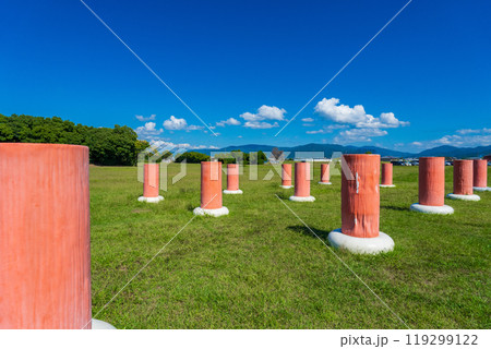 奈良県橿原市　史跡藤原宮跡　太極殿院南門の復元列柱 119299122