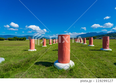 奈良県橿原市 史跡藤原宮跡 太極殿院南門の復元列柱 奈良県橿原市 史跡藤原宮跡 太極殿院南門の復元列柱 119299127