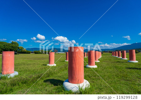奈良県橿原市　史跡藤原宮跡　太極殿院南門の復元列柱 119299128