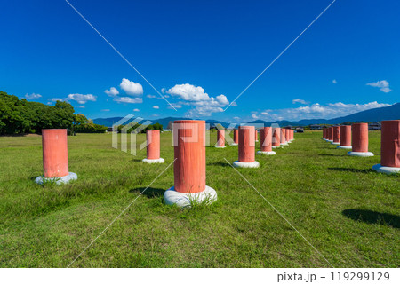 奈良県橿原市 史跡藤原宮跡 太極殿院南門の復元列柱 奈良県橿原市 史跡藤原宮跡 太極殿院南門の復元列柱 119299129