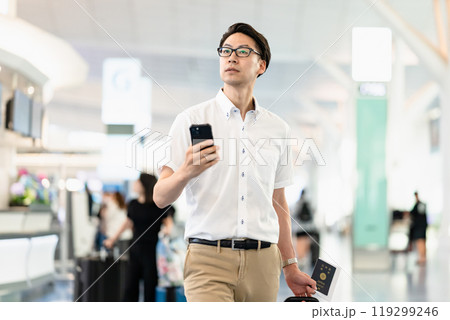 空港で出発時間を確認する男性 119299246