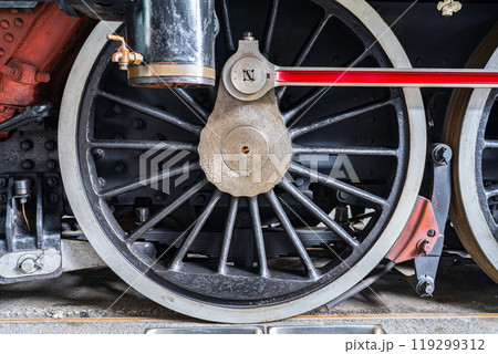 蒸気機関車の動輪と連結棒 蒸気機関車の動輪と連結棒 119299312
