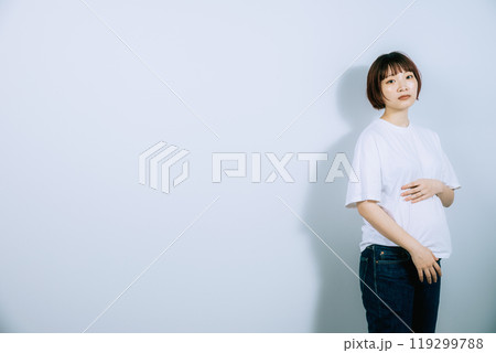 スタジオでマタニティ写真を撮る妊婦 スタジオでマタニティ写真を撮る妊婦 119299788