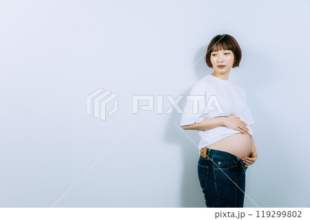 スタジオでマタニティ写真を撮る妊婦 スタジオでマタニティ写真を撮る妊婦 119299802