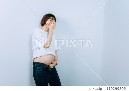 スタジオでマタニティ写真を撮る妊婦 スタジオでマタニティ写真を撮る妊婦 119299806