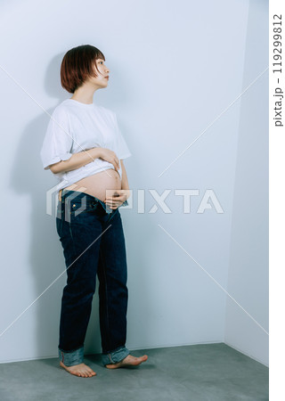 スタジオでマタニティ写真を撮る妊婦 119299812