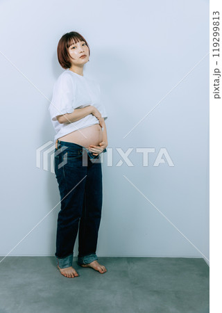 スタジオでマタニティ写真を撮る妊婦 119299813
