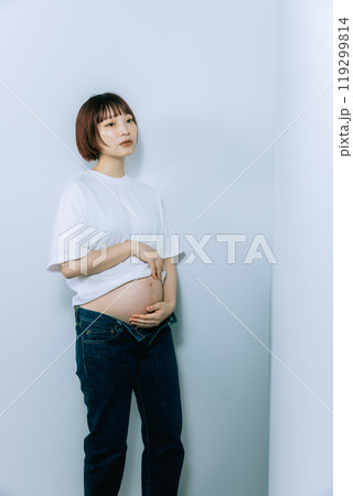 スタジオでマタニティ写真を撮る妊婦 119299814