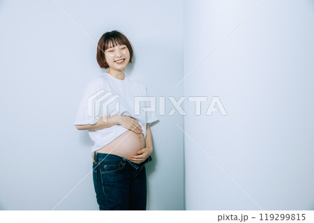 スタジオでマタニティ写真を撮る妊婦 119299815
