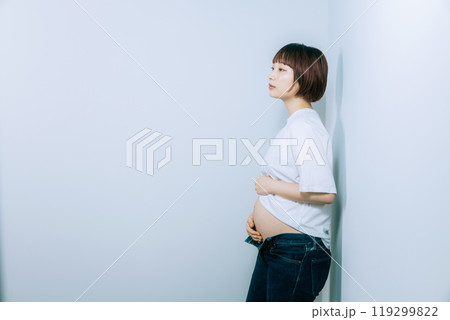 スタジオでマタニティ写真を撮る妊婦 119299822