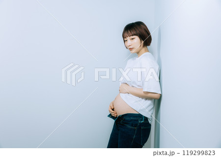 スタジオでマタニティ写真を撮る妊婦 119299823