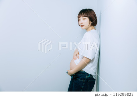 スタジオでマタニティ写真を撮る妊婦 スタジオでマタニティ写真を撮る妊婦 119299825