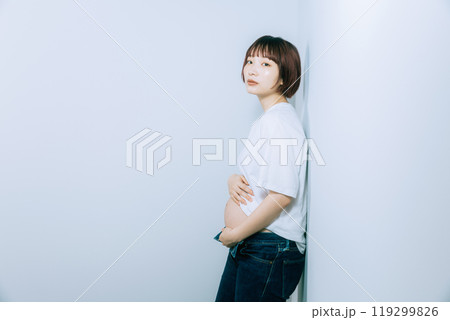 スタジオでマタニティ写真を撮る妊婦 スタジオでマタニティ写真を撮る妊婦 119299826