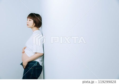 スタジオでマタニティ写真を撮る妊婦 スタジオでマタニティ写真を撮る妊婦 119299828