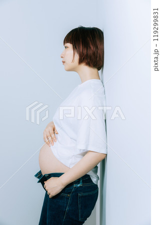 スタジオでマタニティ写真を撮る妊婦 119299831