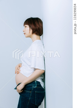 スタジオでマタニティ写真を撮る妊婦 スタジオでマタニティ写真を撮る妊婦 119299834