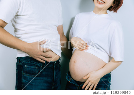 スタジオでマタニティ写真を撮る妊婦 119299840