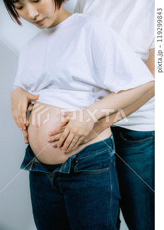 スタジオでマタニティ写真を撮る妊婦 119299843