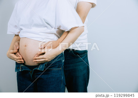 スタジオでマタニティ写真を撮る妊婦 119299845