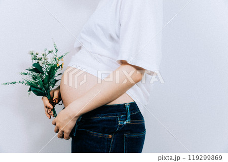 スタジオでマタニティ写真を撮る妊婦 119299869
