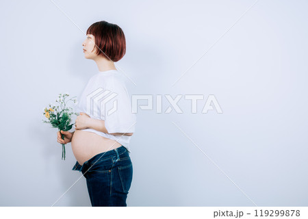 スタジオでマタニティ写真を撮る妊婦 119299878