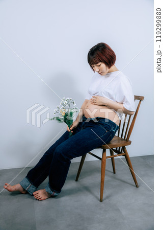 スタジオでマタニティ写真を撮る妊婦 スタジオでマタニティ写真を撮る妊婦 119299880