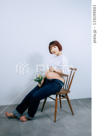 スタジオでマタニティ写真を撮る妊婦 119299881