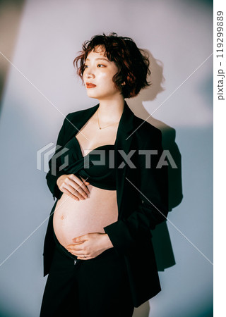 マタニティフォトを撮る若い新婦 119299889