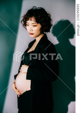 マタニティフォトを撮る若い新婦 マタニティフォトを撮る若い新婦 119299895