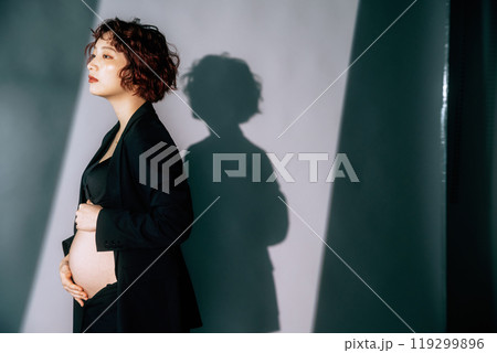 マタニティフォトを撮る若い新婦 マタニティフォトを撮る若い新婦 119299896
