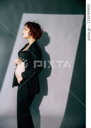 マタニティフォトを撮る若い新婦 119299900