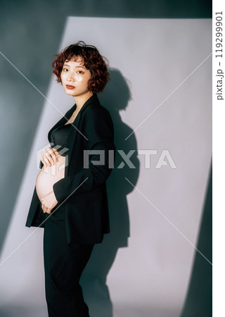 マタニティフォトを撮る若い新婦 119299901