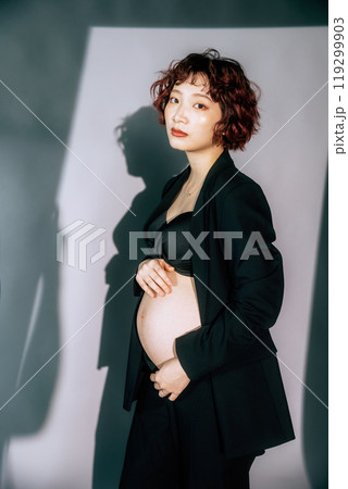 マタニティフォトを撮る若い新婦 119299903