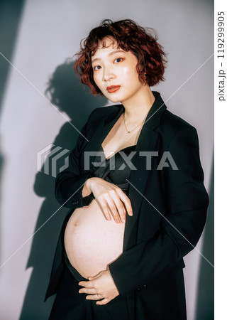 マタニティフォトを撮る若い新婦 119299905