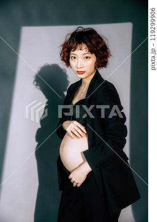 マタニティフォトを撮る若い新婦 マタニティフォトを撮る若い新婦 119299906