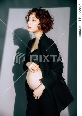 マタニティフォトを撮る若い新婦 マタニティフォトを撮る若い新婦 119299907