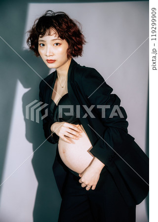 マタニティフォトを撮る若い新婦 119299909