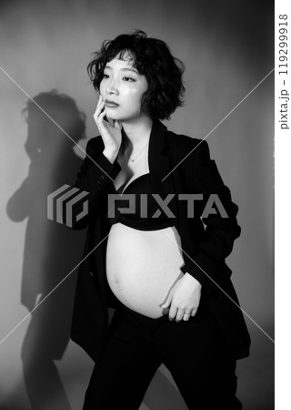 マタニティフォトを撮る若い新婦 119299918