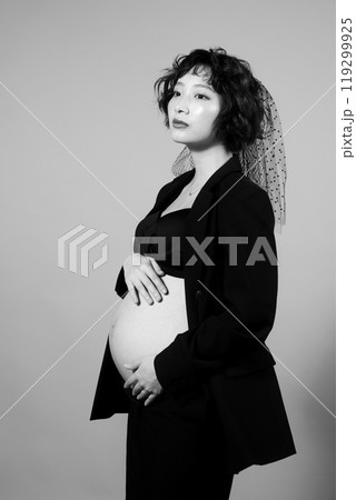マタニティフォトを撮る若い新婦 マタニティフォトを撮る若い新婦 119299925