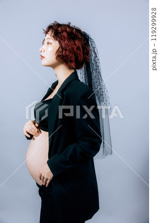 マタニティフォトを撮る若い新婦 119299928