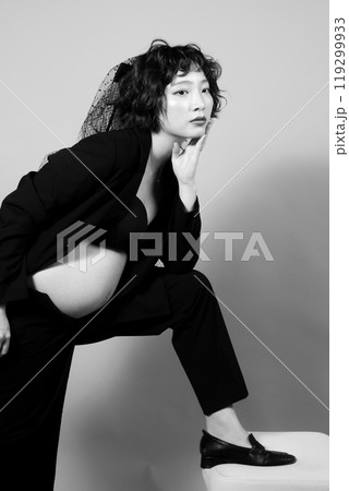 マタニティフォトを撮る若い新婦 119299933