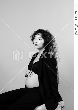 マタニティフォトを撮る若い新婦 マタニティフォトを撮る若い新婦 119299937